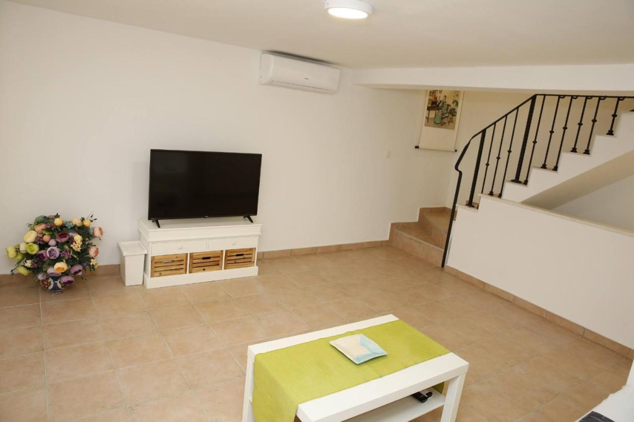 Holiday Home Yan With Bay View Водице Екстериор снимка